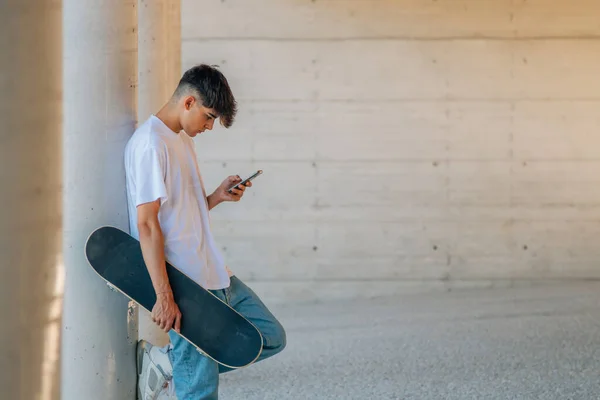Adolescente Com Telefone Celular Skate — Fotografia de Stock