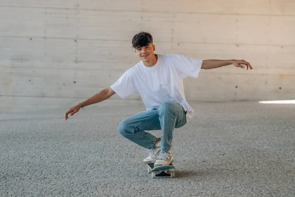 Tonårspojke Skridskor Med Skateboard — Stockfoto