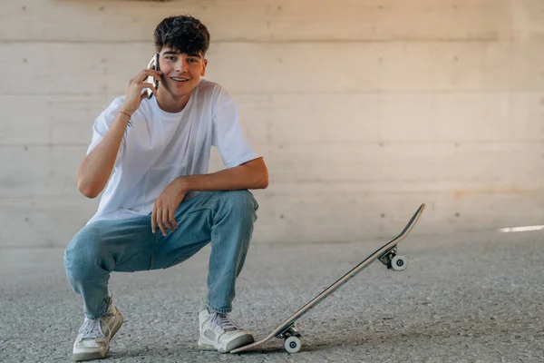 Ung Tonåring Pojke Med Mobiltelefon Och Skateboard — Stockfoto