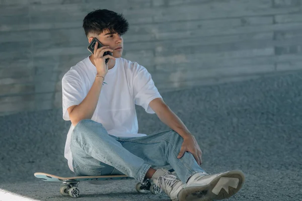 Tiener Jongen Met Mobiele Telefoon Skateboard — Stockfoto