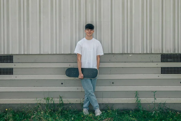Teenager Leaning Street Wall Skateboard — Fotografia de Stock