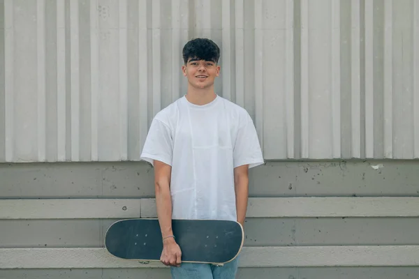 Teenager Leaning Street Wall Skateboard — Stockfoto