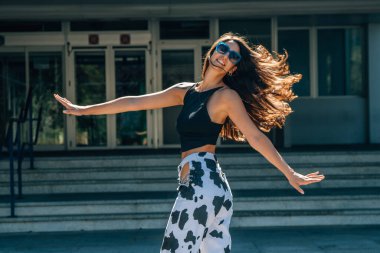 Caddede coşkuyla gülümseyen bir kadın