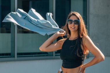 Rüzgarda sallanan ceketli genç kızın portresi.