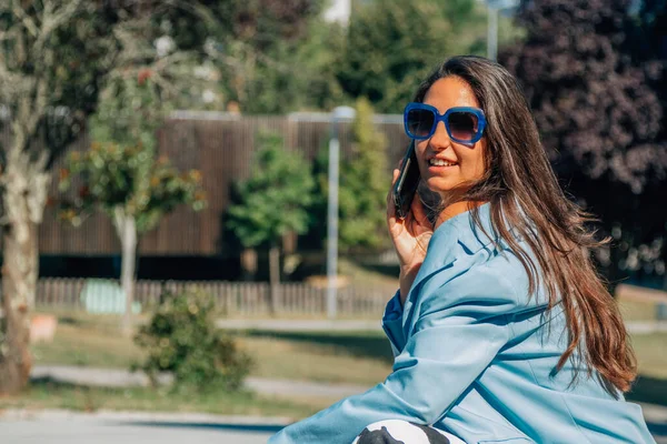 Retrato Menina Com Telefone Celular Óculos Sol Livre — Fotografia de Stock