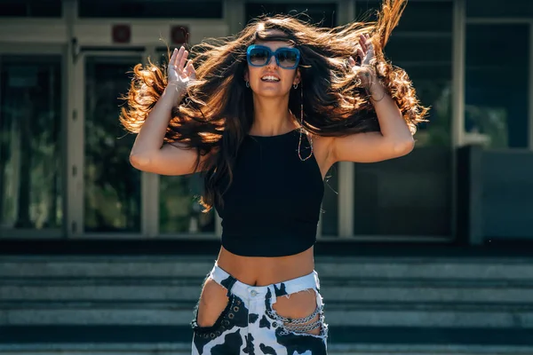 Счастливая Девушка Вздувающимися Ветру Волосами Против Света — стоковое фото
