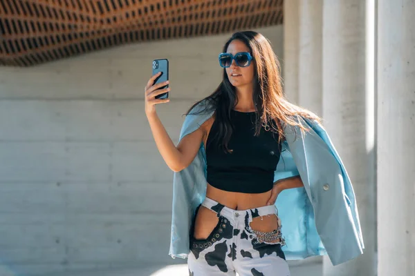 时尚女孩 带着手机和太阳镜 — 图库照片