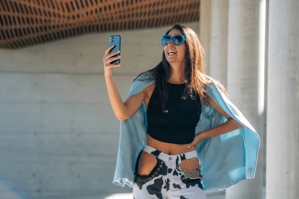 Meisje Straat Met Mobiele Telefoon — Stockfoto