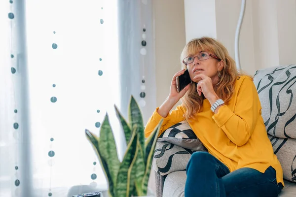 Vuxen Kvinna Hemma Pratar Mobiltelefon — Stockfoto