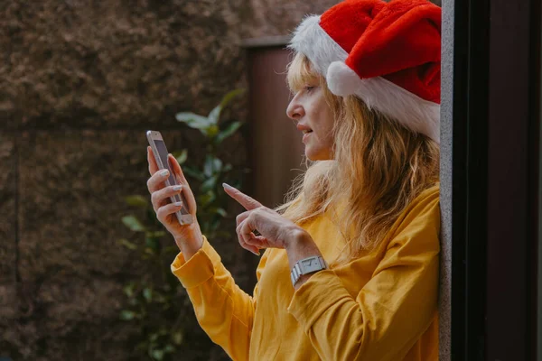 Mujer Casa Con Sombrero Santa Claus Navidad Con Teléfono Móvil —  Fotos de Stock