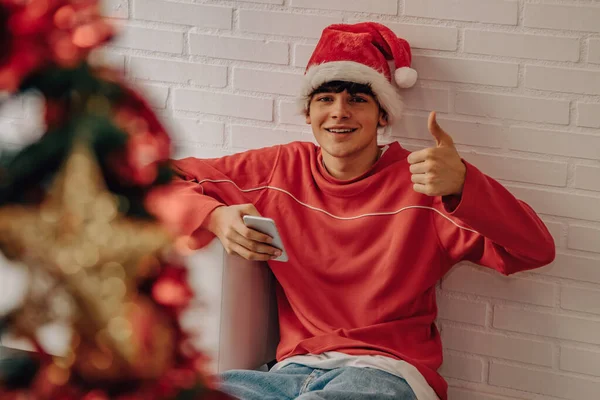 Teenager Mobile Phone Home Christmas — Stock Photo, Image