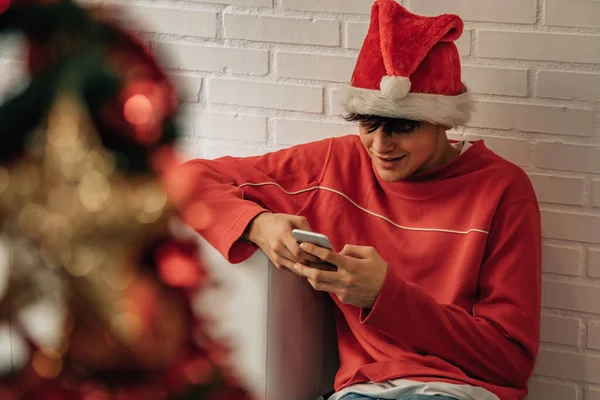 Adolescente Com Telefone Celular Casa Natal — Fotografia de Stock