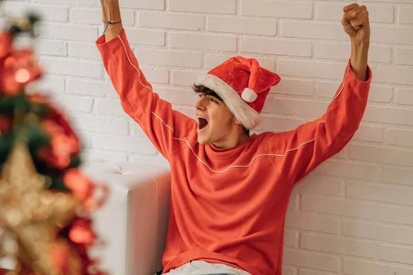 十代の男の子とともに家でサンタ帽子陶酔と陽気のためにクリスマス — ストック写真