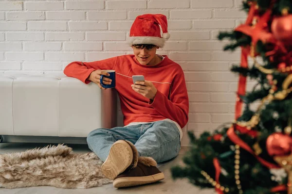 Adolescente Com Telefone Celular Chapéu Papai Noel Casa Para Natal — Fotografia de Stock