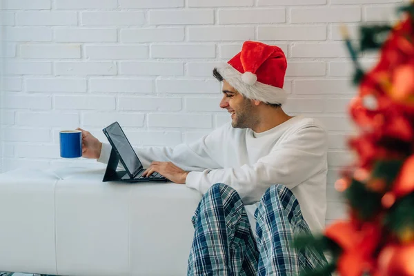 Homem Santa Claus Chapéu Casa Para Natal Com Laptop — Fotografia de Stock