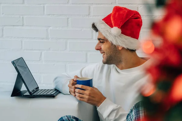 Homem Santa Claus Chapéu Casa Para Natal Com Laptop — Fotografia de Stock