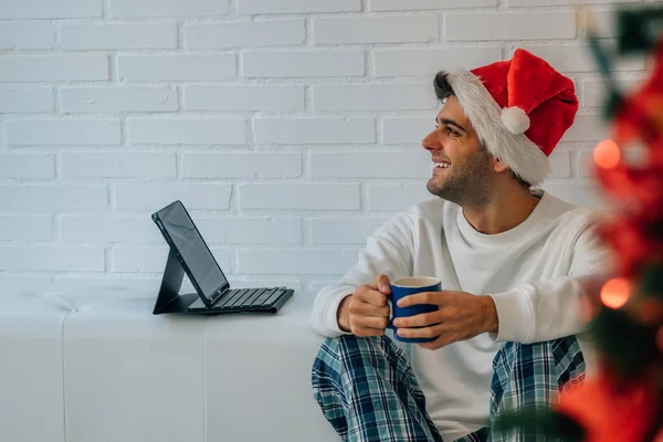 Férfi Santa Claus Kalap Otthon Karácsonyra Laptop — Stock Fotó