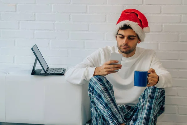 Άντρας Στο Σπίτι Κινητό Τηλέφωνο Και Υπολογιστή Χριστούγεννα — Φωτογραφία Αρχείου