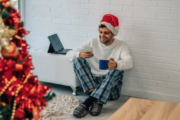 Homem Casa Com Telefone Celular Computador Natal — Fotografia de Stock