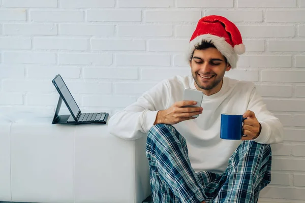 Homem Casa Com Telefone Celular Computador Natal — Fotografia de Stock