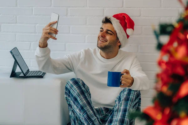 Homem Casa Com Telefone Celular Fazendo Videochamada Natal — Fotografia de Stock