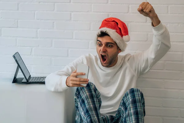 Homem Casa Para Natal Com Telefone Celular Expressão Surpresa — Fotografia de Stock
