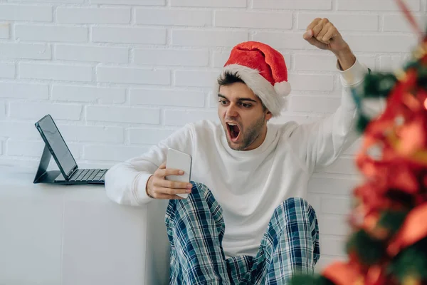 Άνθρωπος Στο Σπίτι Για Χριστούγεννα Κινητό Τηλέφωνο Και Έκπληξη Έκφραση — Φωτογραφία Αρχείου