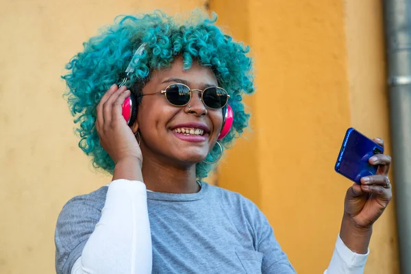 Αφρο Αμερικανική Κοπέλα Ακουστικά Και Κινητό Τηλέφωνο — Φωτογραφία Αρχείου