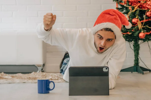 Эйфорический Человек Дома Покупок Рождество Онлайн — стоковое фото