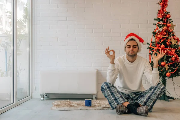 Homem Casa Natal Com Chapéu Papai Noel Pose Ioga — Fotografia de Stock