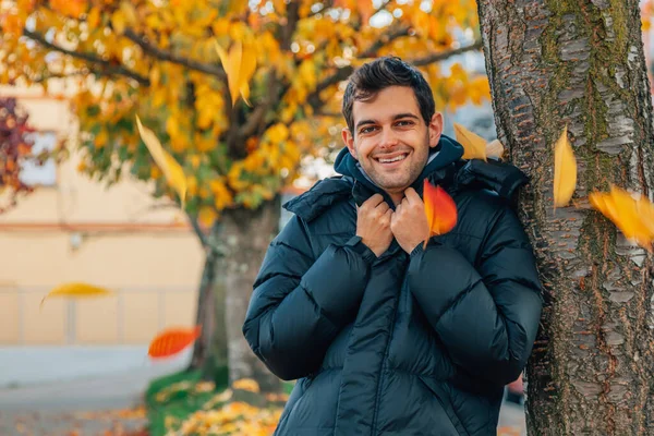 Man Jas Herfst Buiten Met Vallende Bladeren — Stockfoto