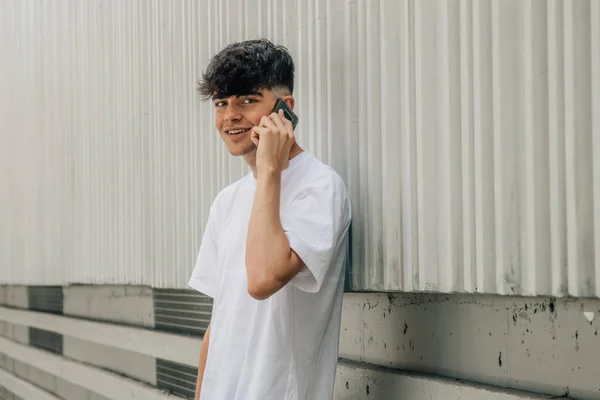 Sokak Duvarında Cep Telefonuyla Konuşan Genç Çocuk Portresi — Stok fotoğraf