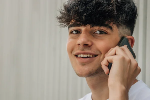 Retrato Adolescente Hablando Por Teléfono Móvil Con Espacio Copia — Foto de Stock