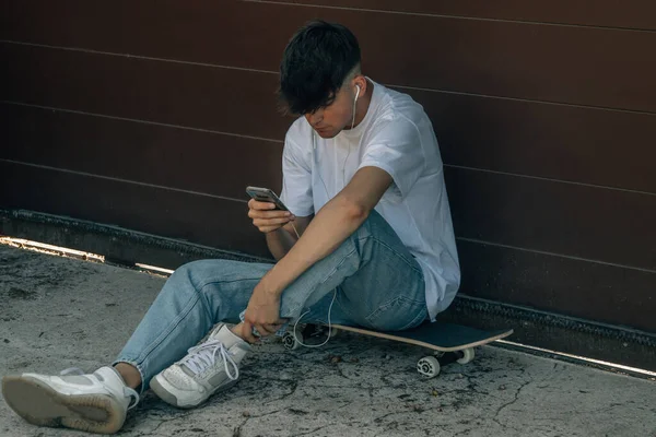Teenage Boy Mobile Phone Skateboard — Stock Photo, Image