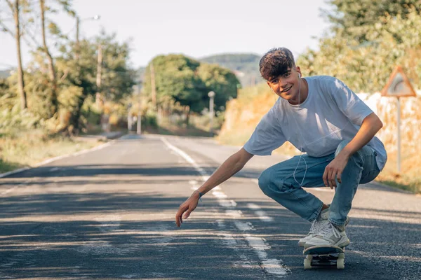 Έφηβος Αγόρι Skateboard Στο Δρόμο — Φωτογραφία Αρχείου