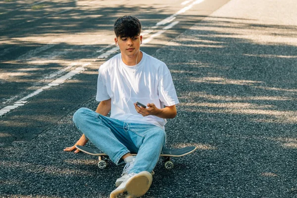 Jongen Met Skateboard Koptelefoon Weg — Stockfoto