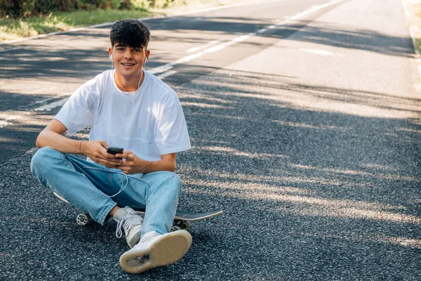 Pojke Med Skateboard Och Hörlurar Vägen — Stockfoto