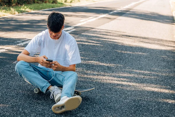 Jongen Met Skateboard Koptelefoon Weg — Stockfoto