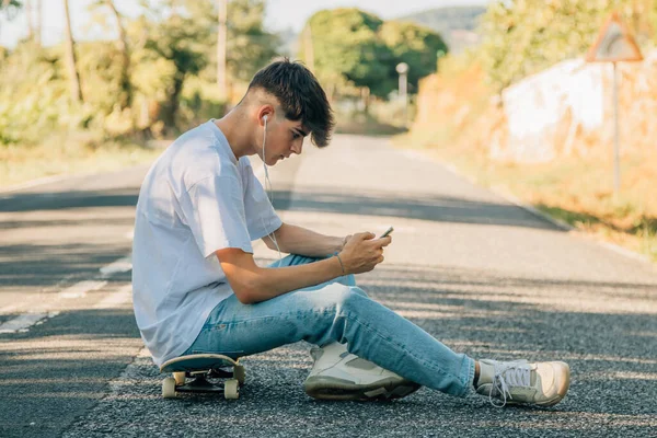 Adolescente Com Telefone Celular Skate Estrada — Fotografia de Stock
