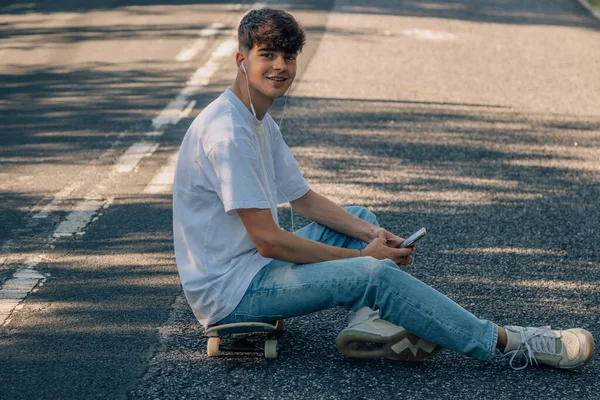 Sokakta Cep Telefonu Kaykayı Olan Bir Genç — Stok fotoğraf