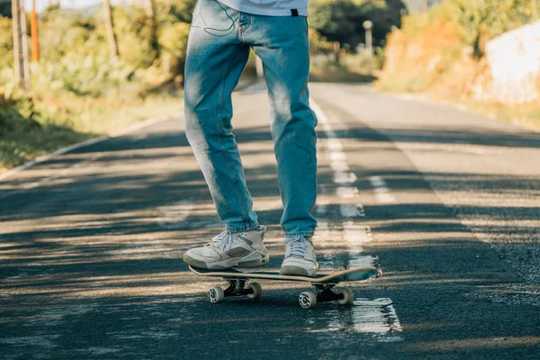 Füße Auf Skateboard Auf Der Straße — Stockfoto