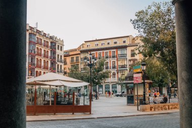Toledo, İspanya 'daki Plaza Belediye Başkanı' nın mimarisi ve manzarası.
