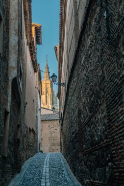 İspanya 'nın Toledo şehrinin eski caddesi.