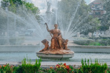 aranjuez, Madrid, İspanya 'daki adanın bahçesindeki çeşme.
