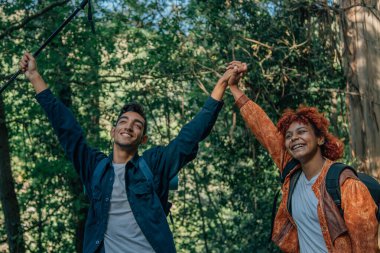 Sırt çantalı mutlu bir çift gezintiye çıkar ya da yürüyüş talimi yapar.