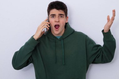 cep telefonu olan izole genç ya da öğrenci