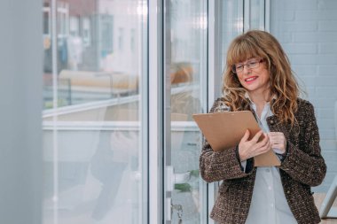 Belgeleri olan iş kadını.