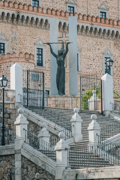 Άγαλμα Της Νίκης Στο Αλκαζάρ Του Τολέδο Ισπανία — Φωτογραφία Αρχείου