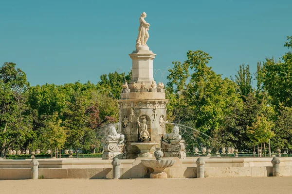 意大利方块和咸水的喷泉 西班牙 — 图库照片