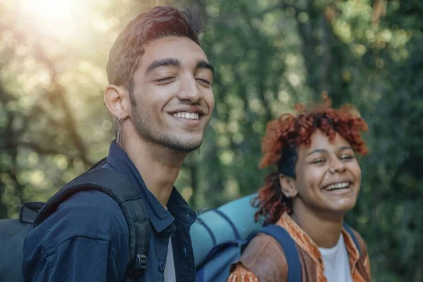 Jovem Casal Multiétnico Viajando Livre — Fotografia de Stock